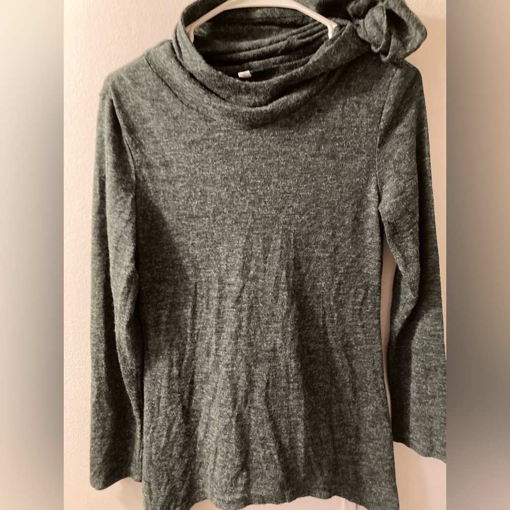 Women’s gray long sleeve shirt